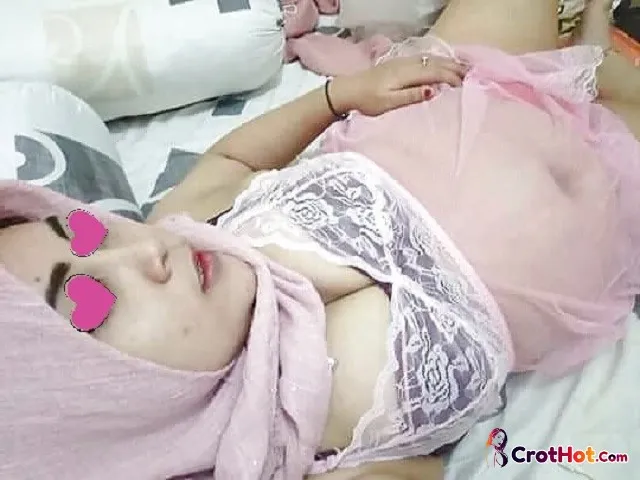 Foto ABG Bahenol Bugil Atas Hijab Bawah Lingerie Tipis